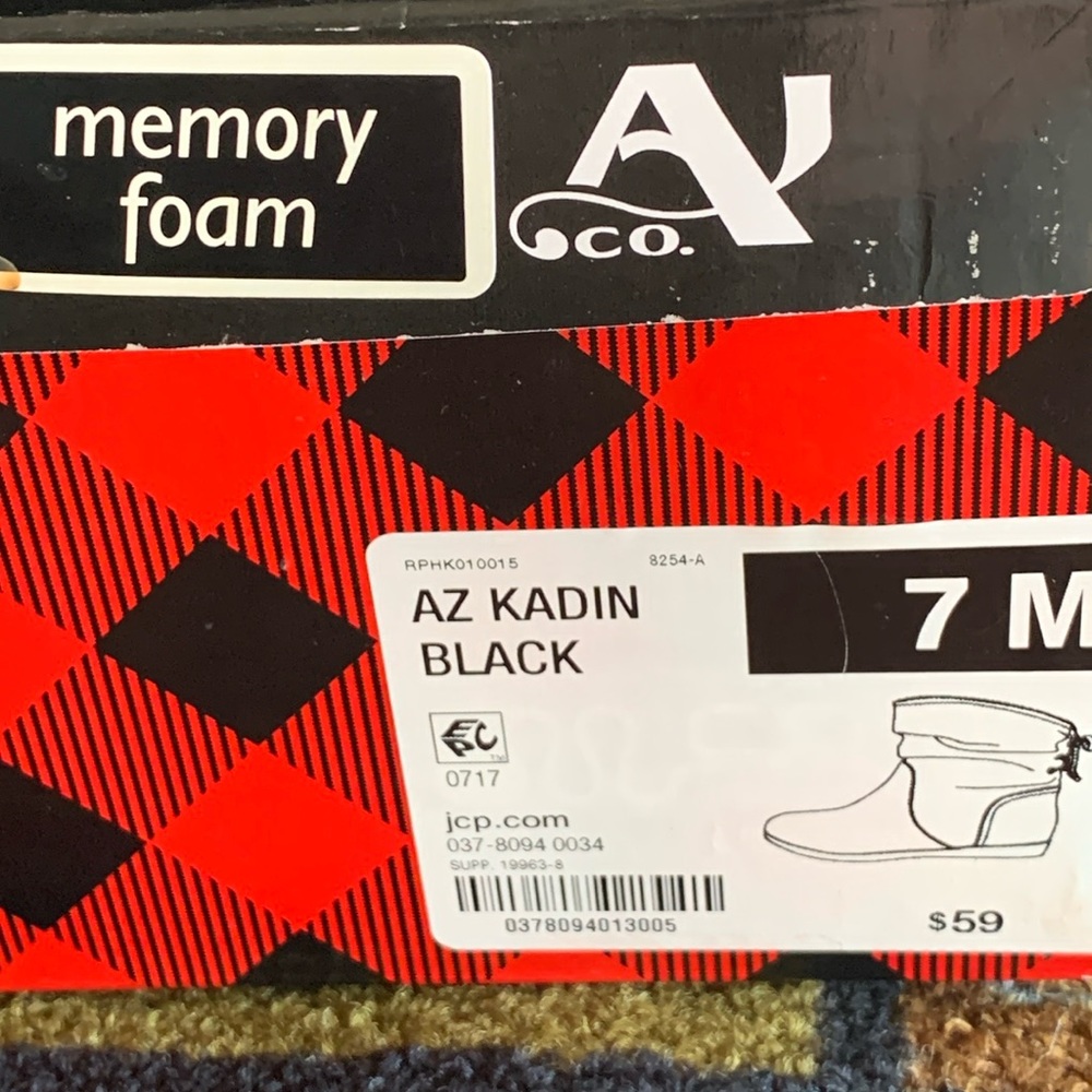 NWT Arizona Jean booties with memory foam color black